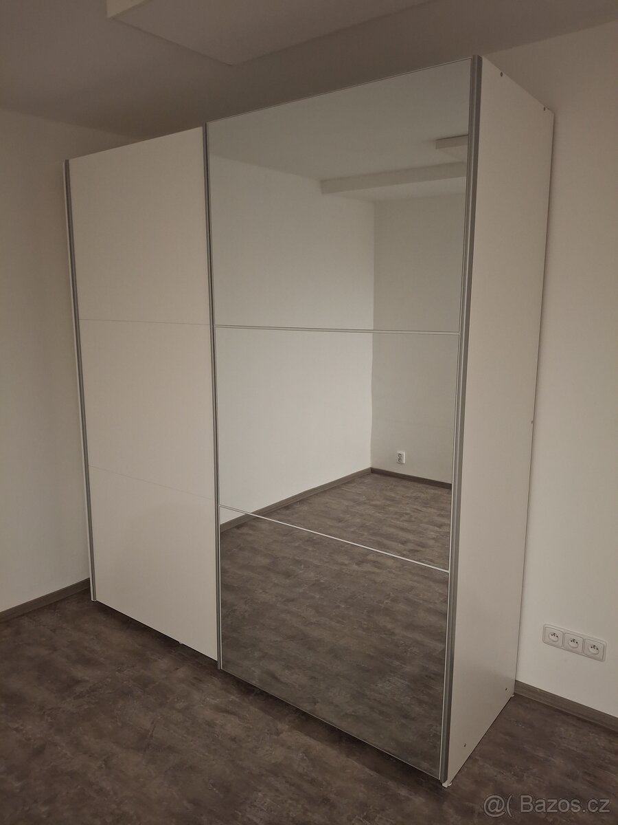 Šatní skříň bílá 200 cm se zrcadlem