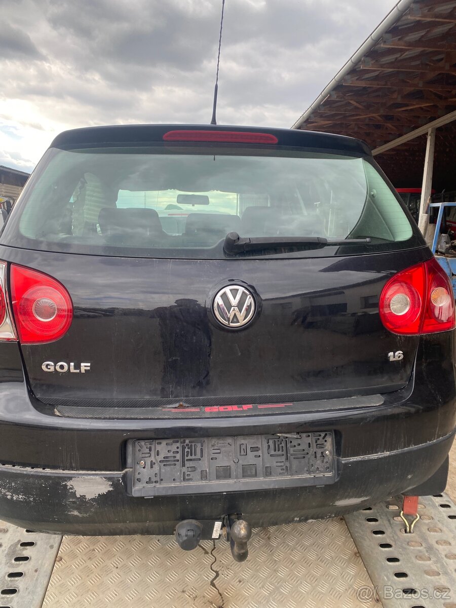 Volkswagen golf 5 dveře kufr