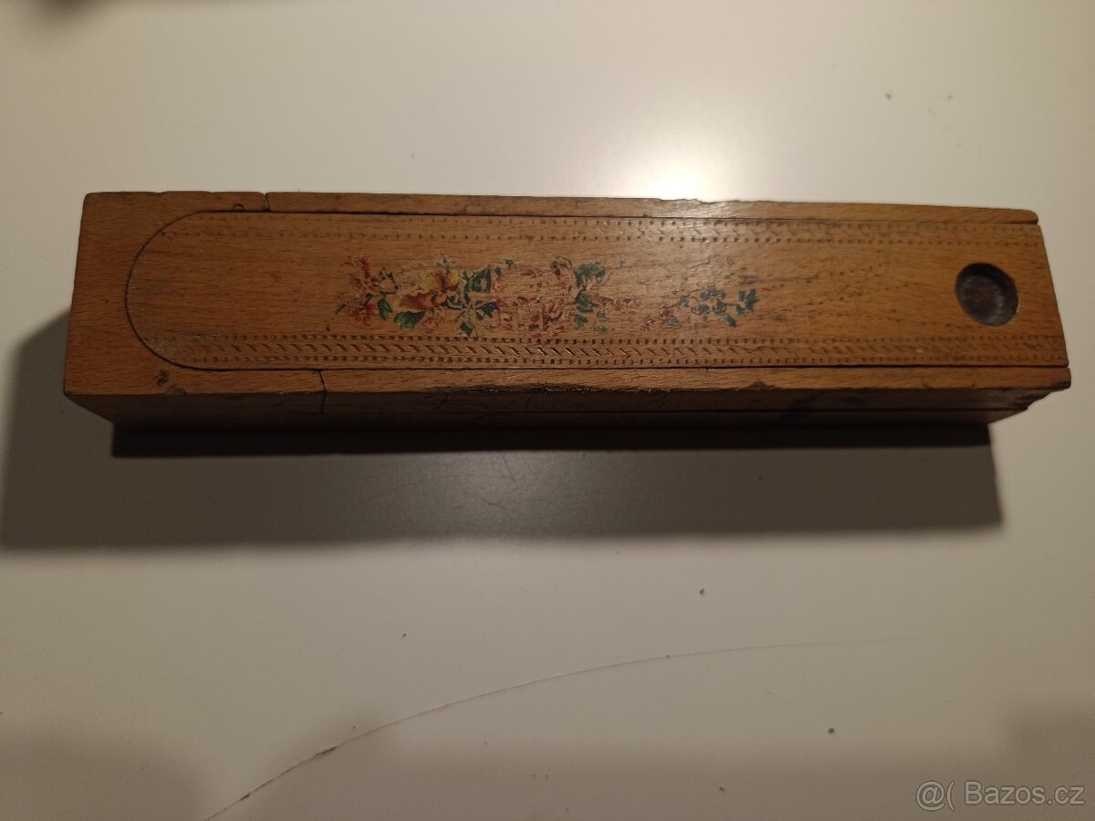 Dřevěný penál a kovové krabičky od doutníků