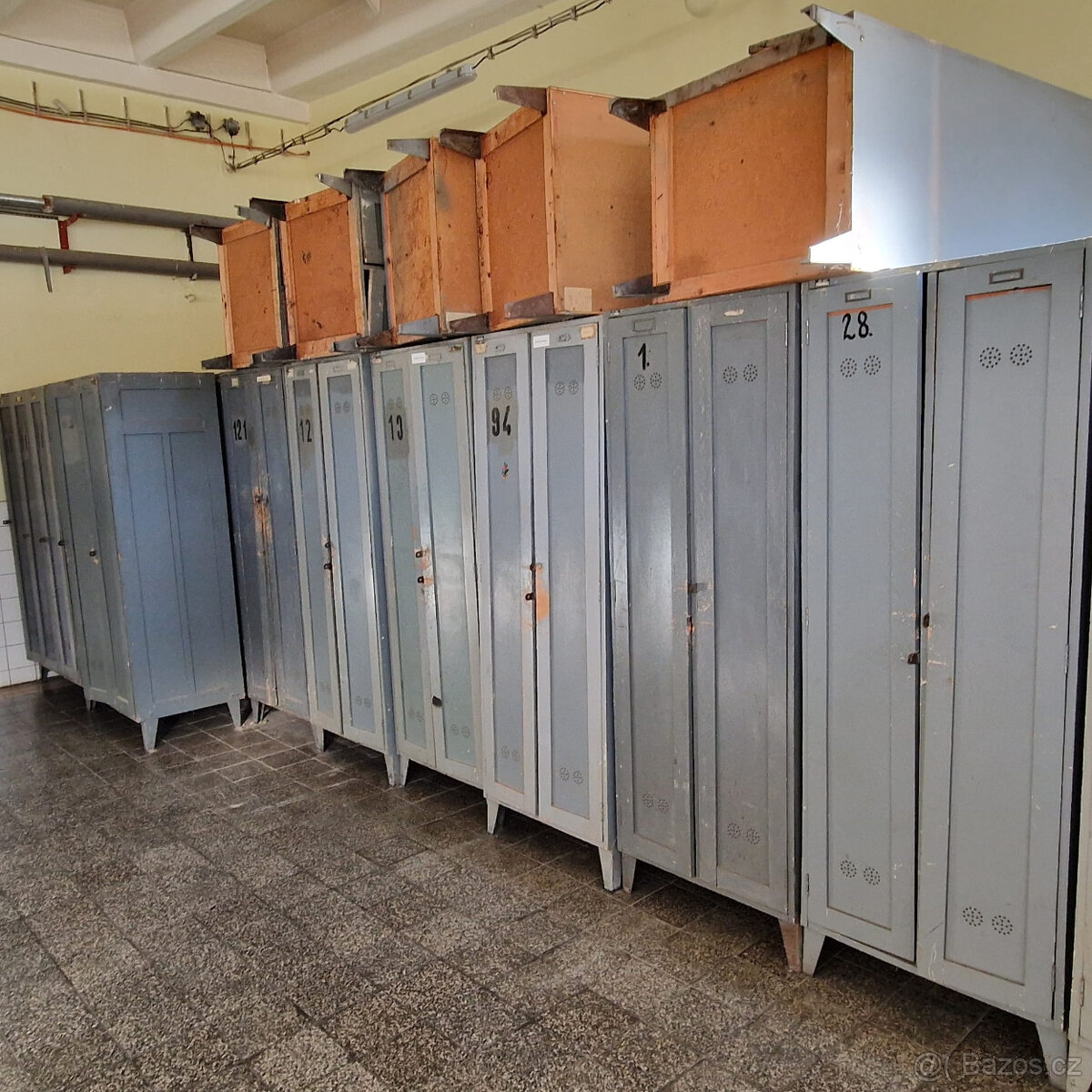 Dřevěné šatní skříňky - průmyslové