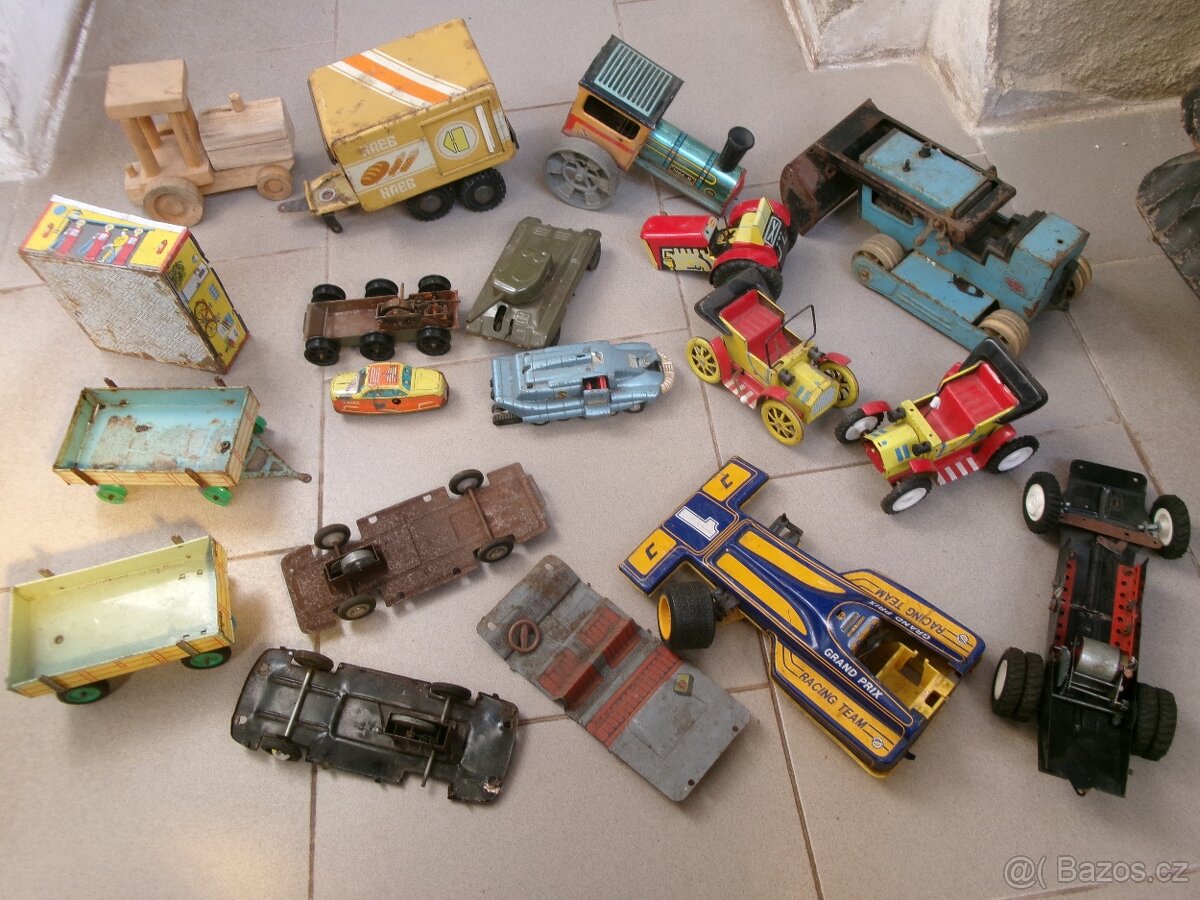 prodám hračku -plechová postýlka pro panenku - stahovací kov