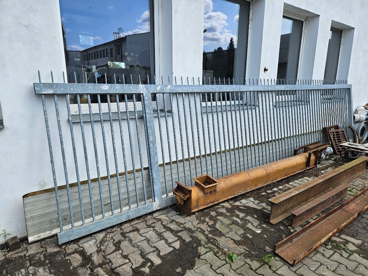 ŽÁROVĚ ZINKOVANÁ BRÁNA