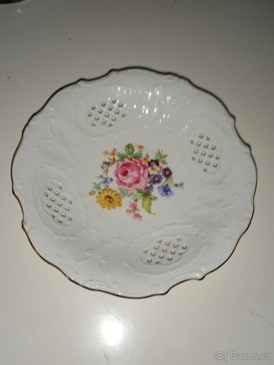 Krásná porcelánová mísa průměr 23 cm a výška 6,5 cm