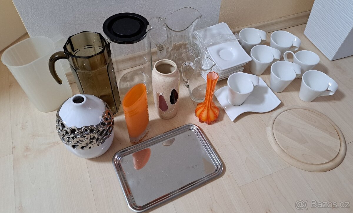 Vázy, šálky, džbány, tácek, prkýnko, odměrka,...