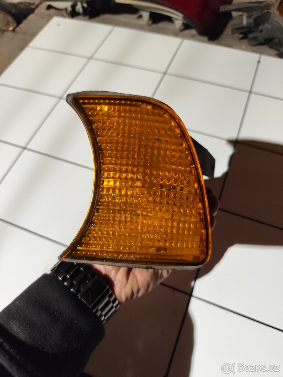 Přední blinkr BMW E34 – levý