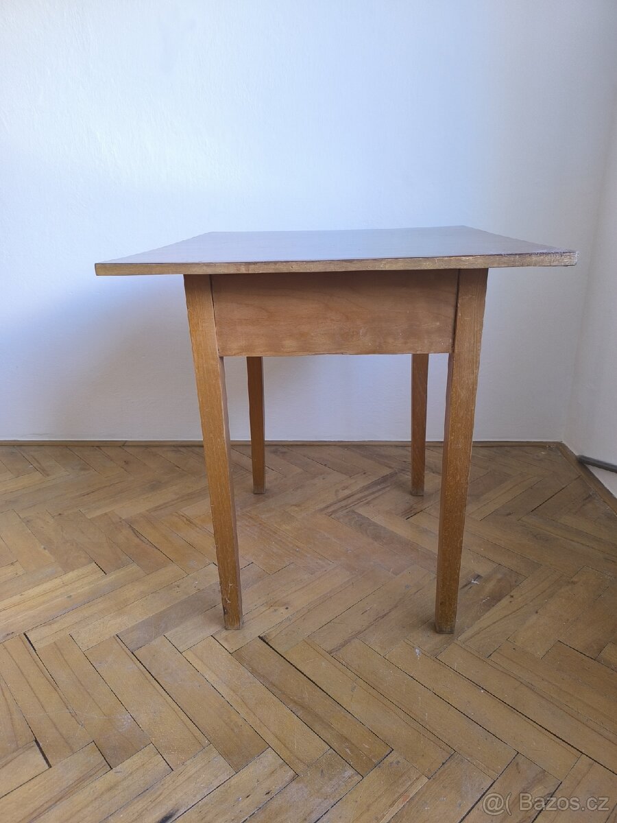 Dřevěný stůl