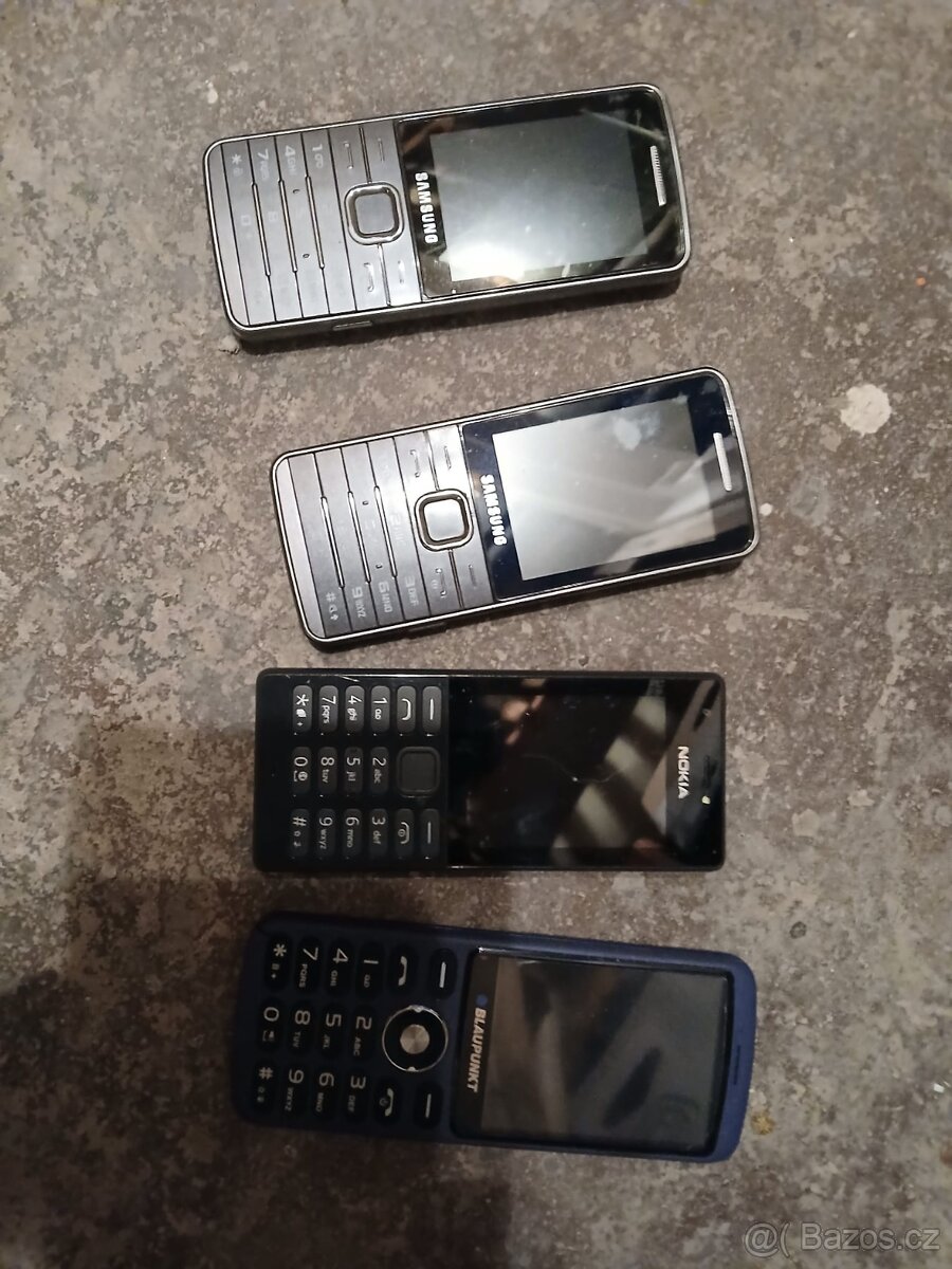 Staré retro mobily s nabíječkou
