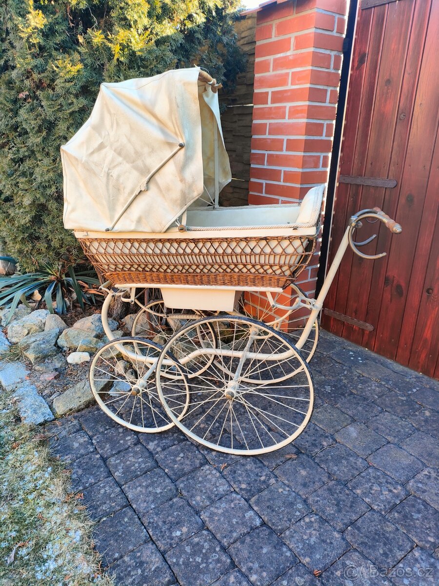 Starožitný kočárek pro miminko č. 599