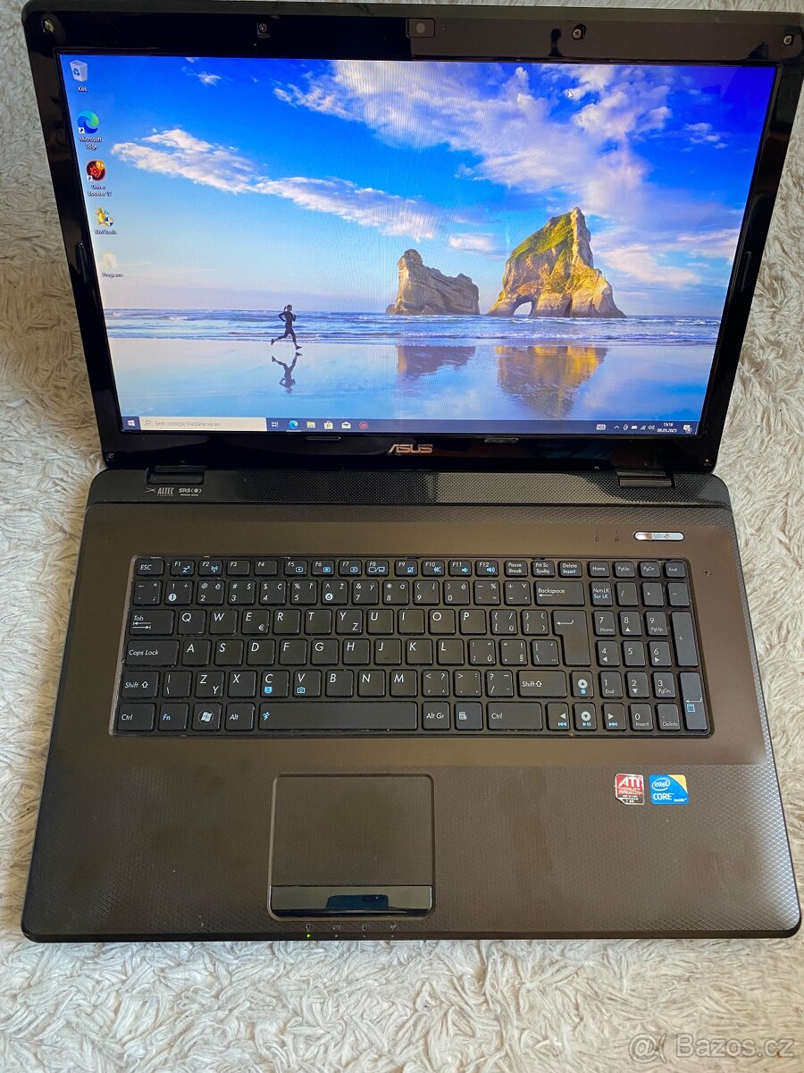 17 palcovy notebook Asus