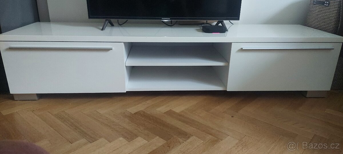 Stolek pod televizi