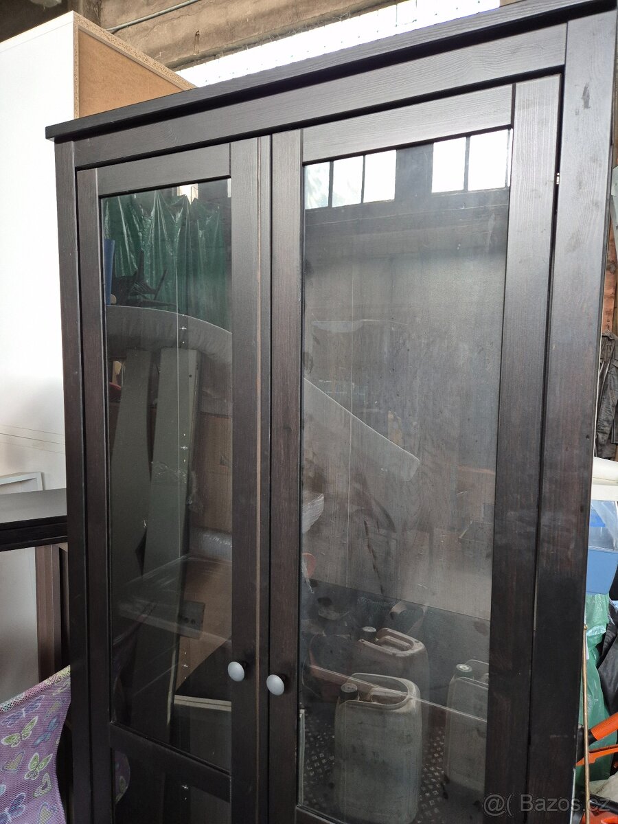 Prosklená knihovna ikea hemnes