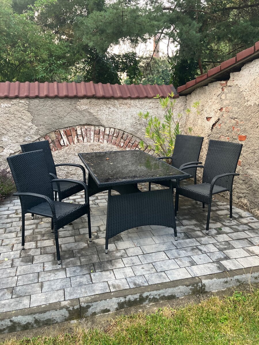 Zahradní sezení a jako bonus Olendr