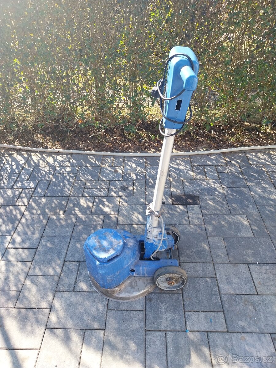 Jednokotoučový podlahový mycí stroj na opravu nebo ND