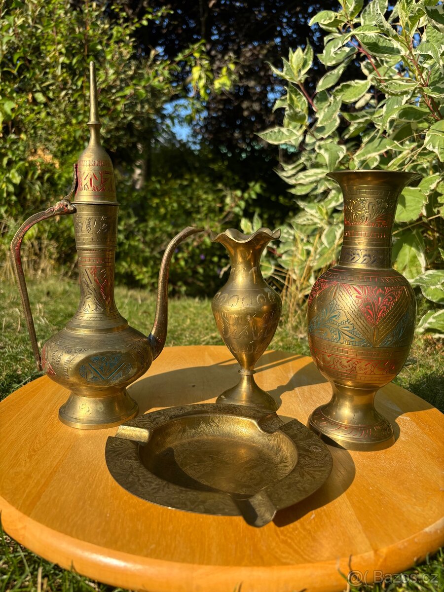 Mosazné dekorativní vázy a popelník – Indie, ruční rytí