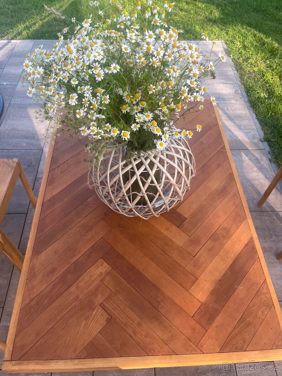 Stůl z parket, palet, zahradní stůl