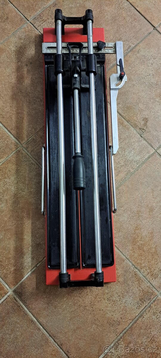 Řezačka na dlažbu a obklady.