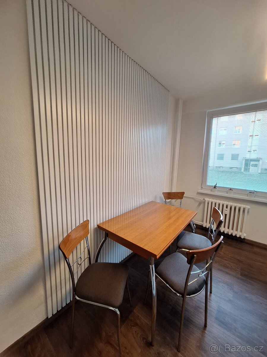 Jídelní stůl a židle