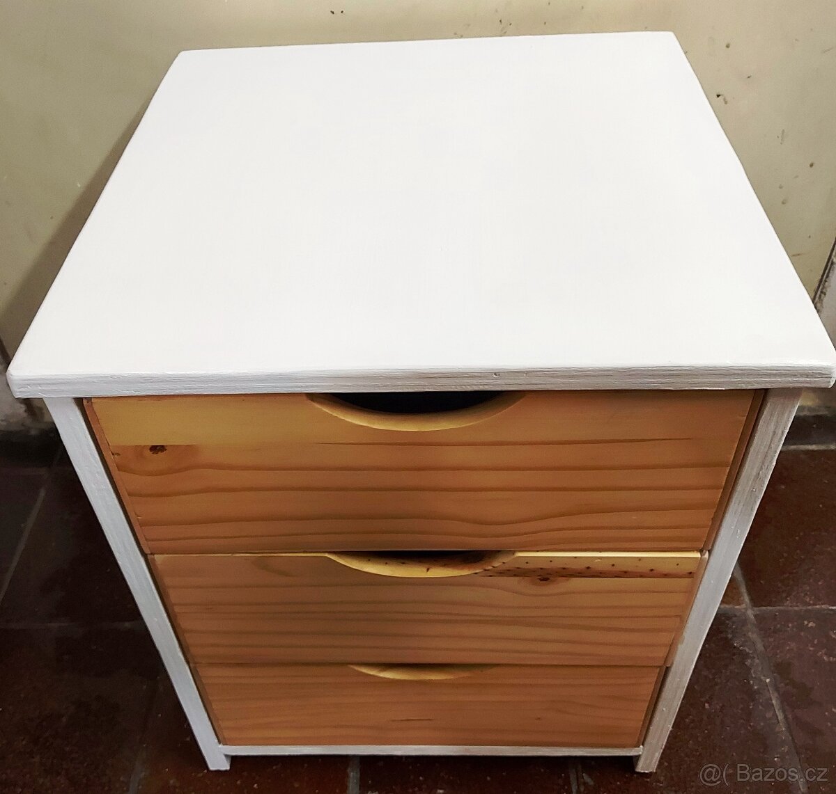 Skříňka se 3 zásuvkami