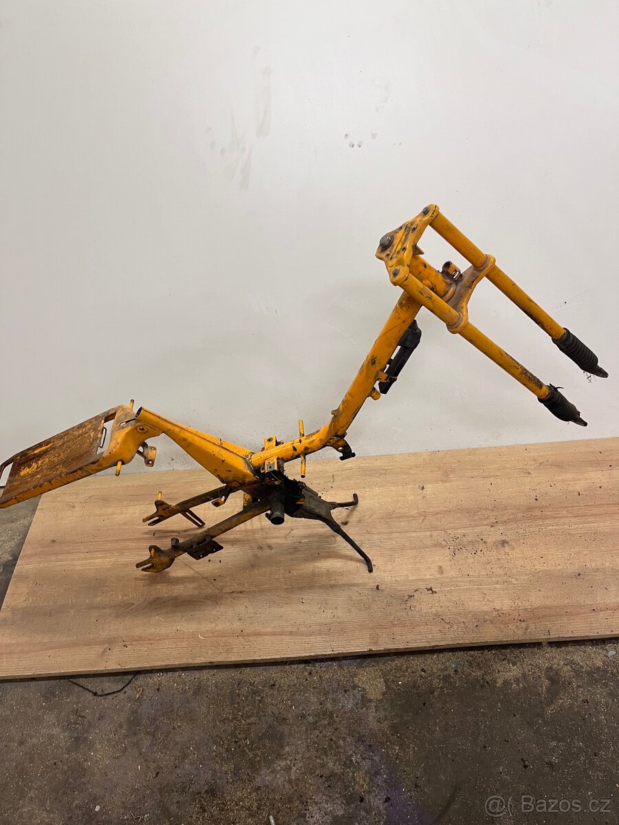 Babetta 207 rám s vidlici a. Se stojánkem