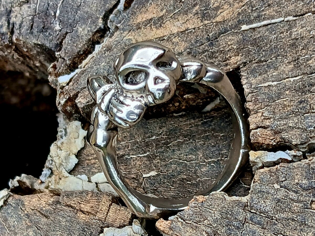 Starý prsten memento mori