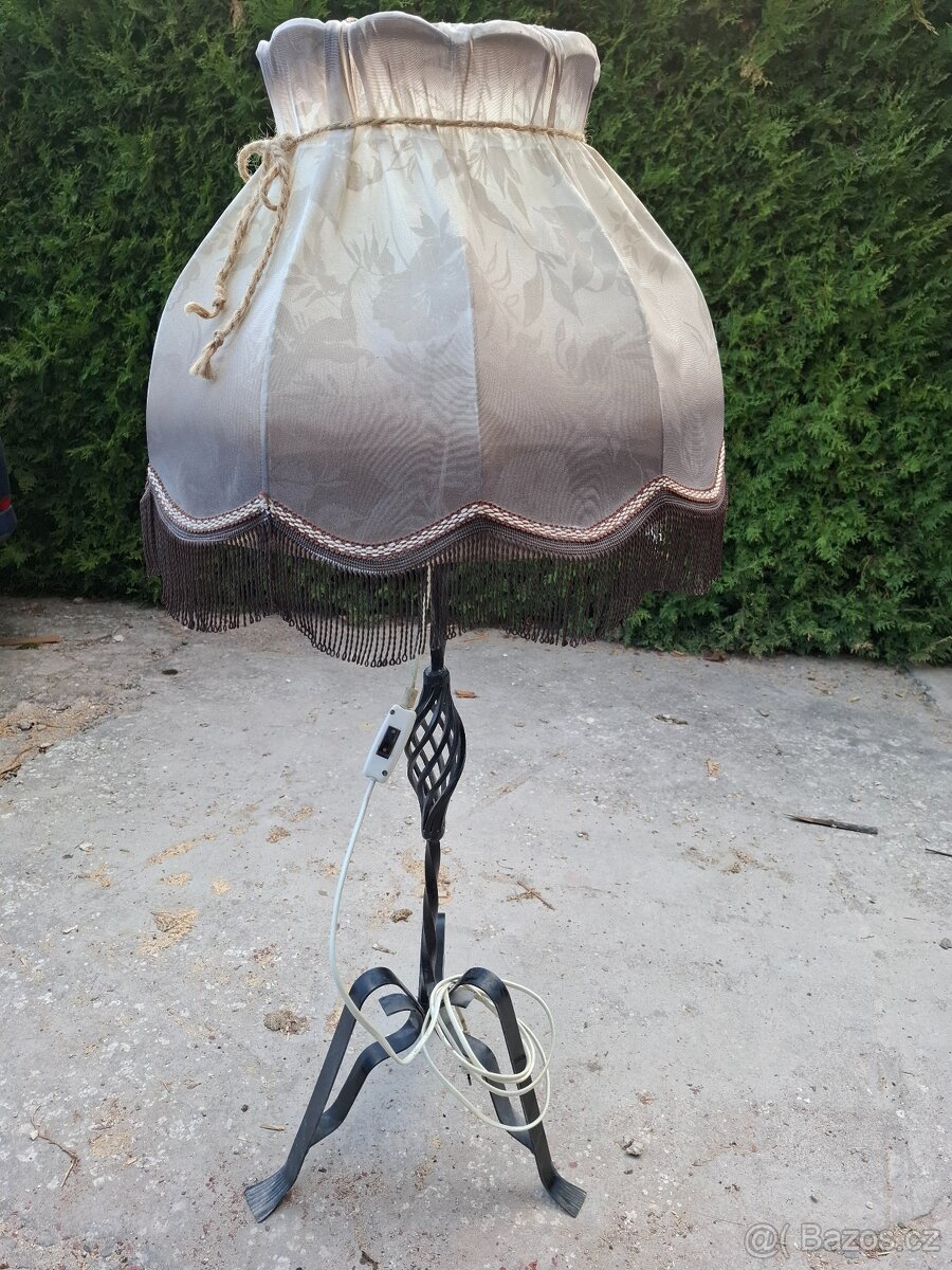 Stojací lampa s kovanou nohou výška 120cm