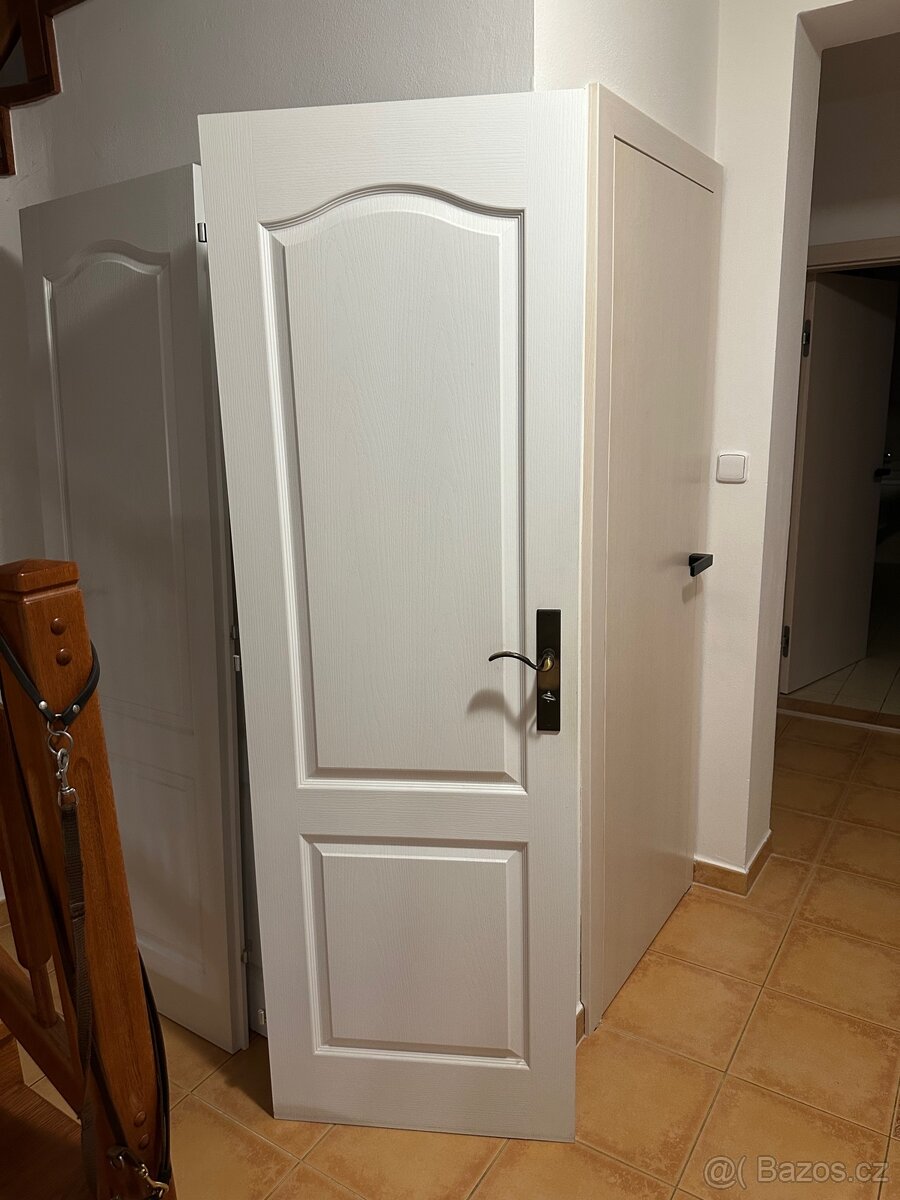 Bílé dveře do interiéru včetně klik