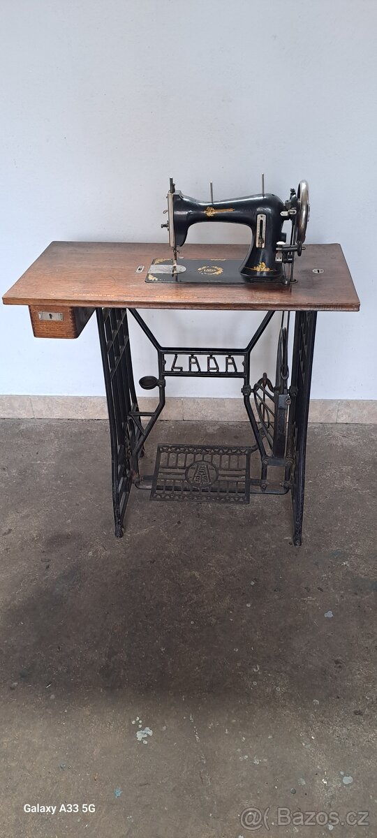 Nabízím k prodeji historický šicí stroj Lada