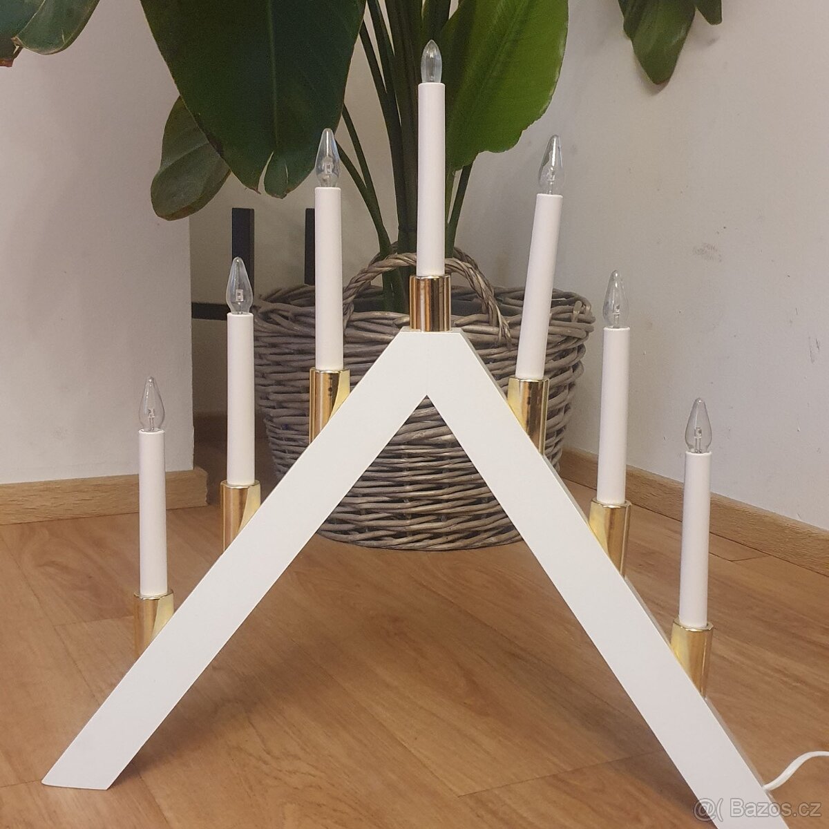 Elektrický sedmiramenný svícen Halla White