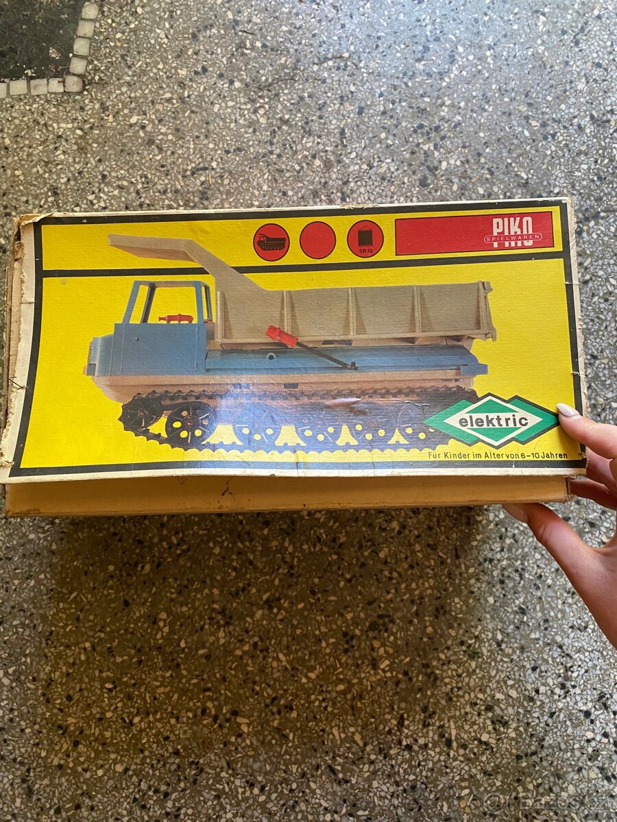 Krabička od retro hračky PIKO – pásový jeřáb