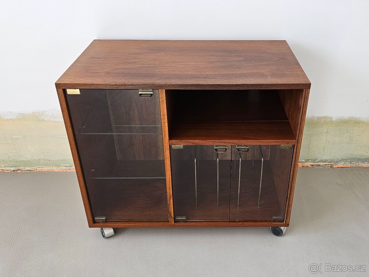Stará mahagonová skříňka na knihy nebo vinyly.