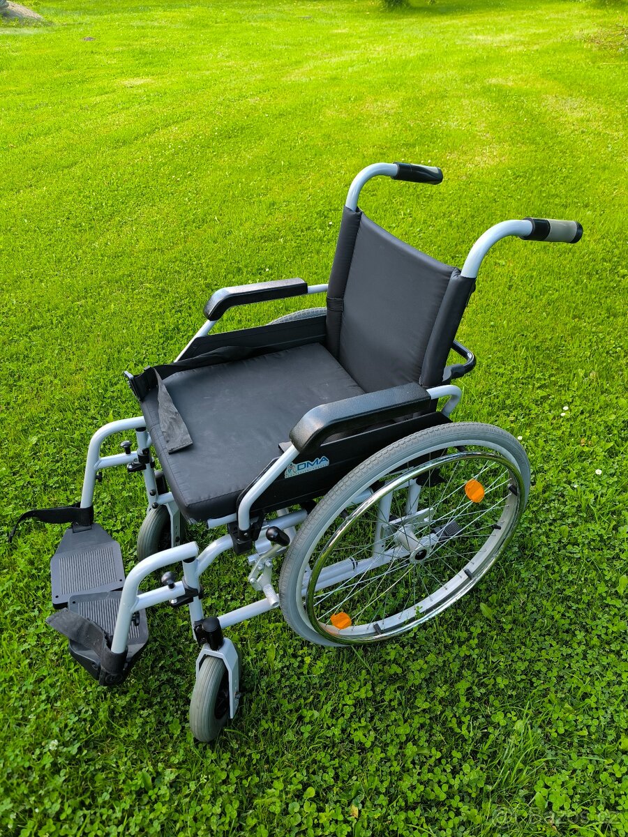 Mechanický invalidní skládací vozík