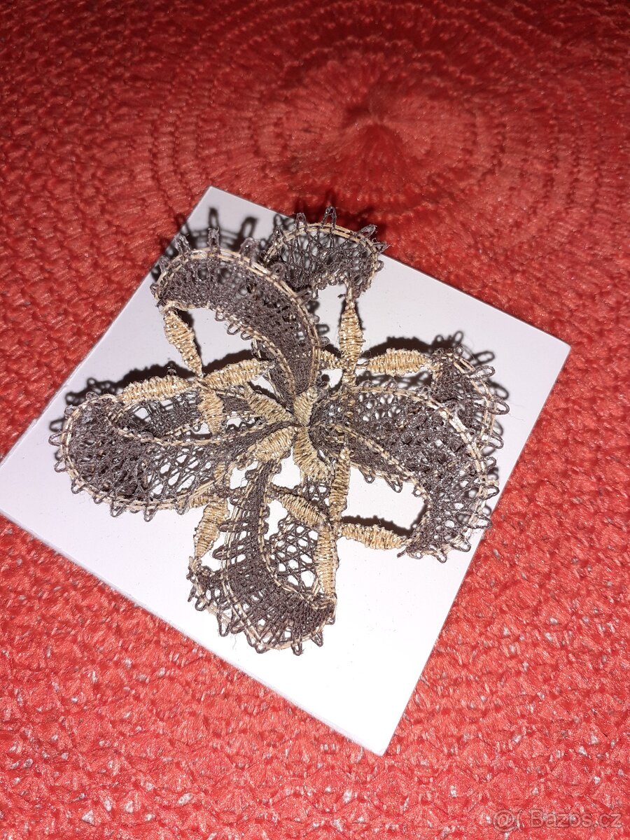 paličkovaná brož