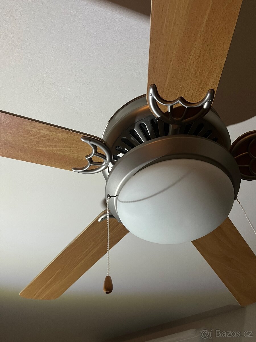 Stropní ventilátor se světlem