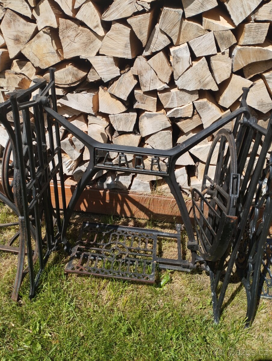 Podstavec/ stojan ze šicího stroje (2 ks)