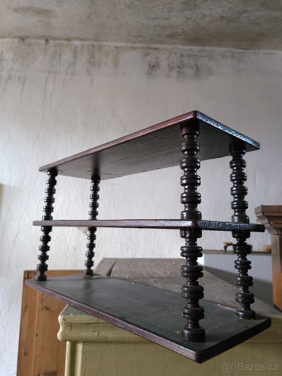 Polička i jako botník