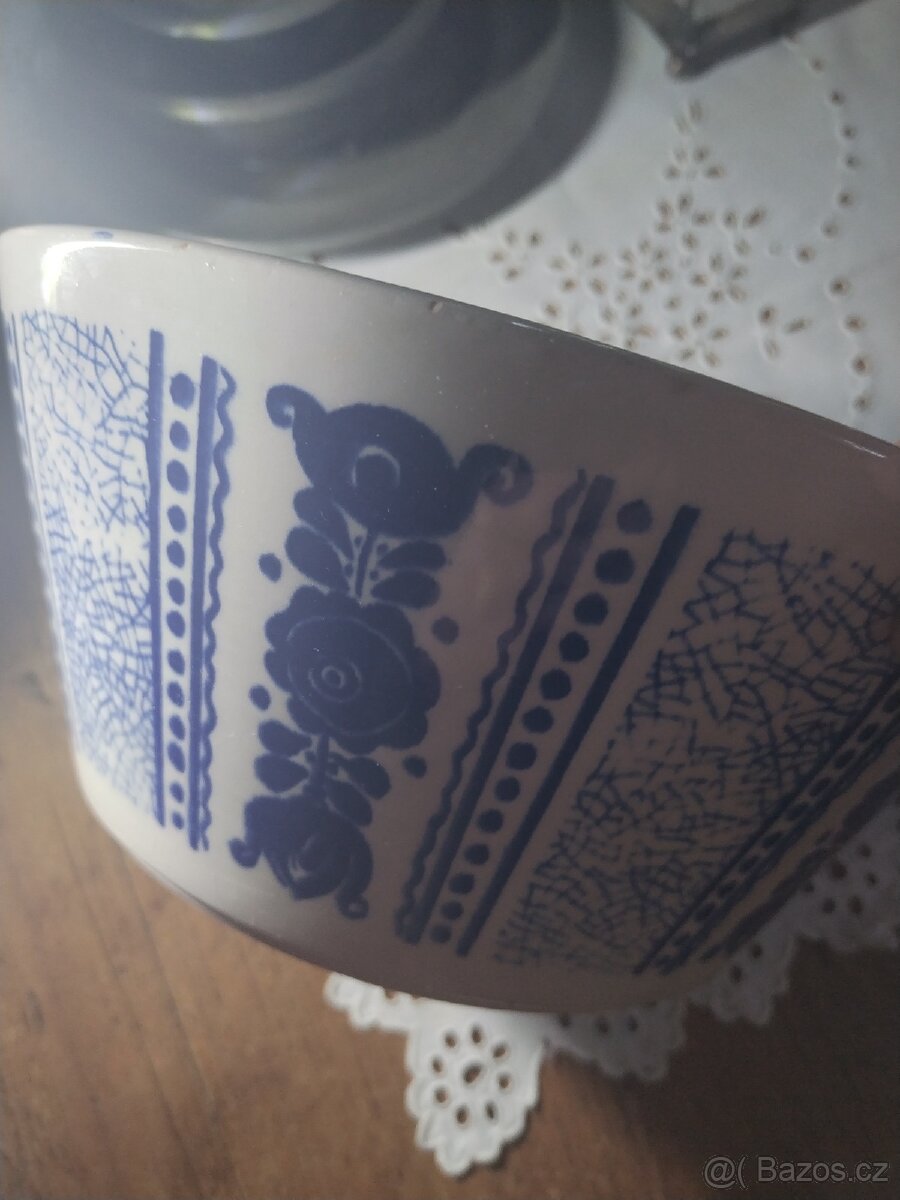 Dvě starožitné keramické mísy