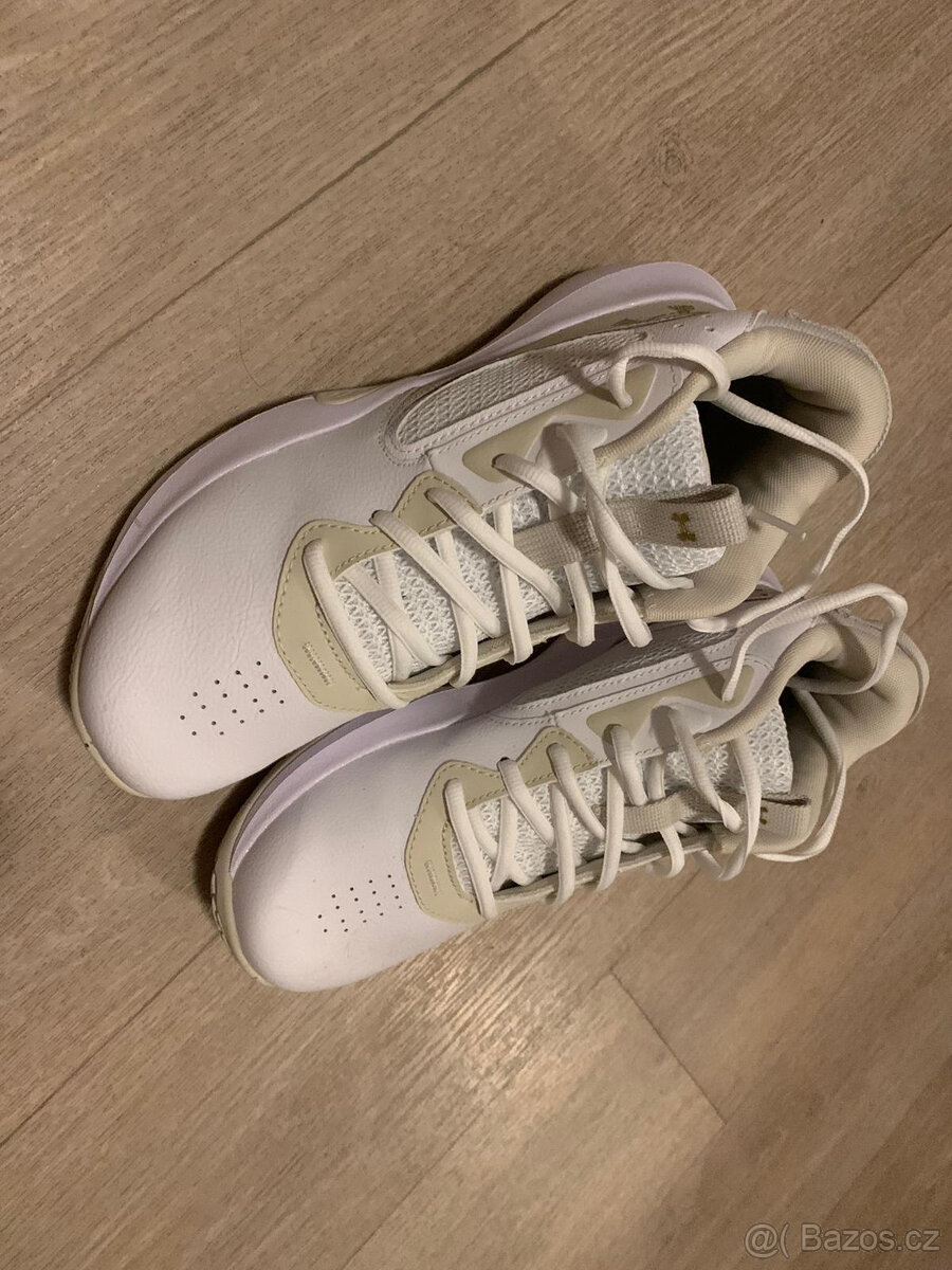 under armor boty bile nove 43 velikost