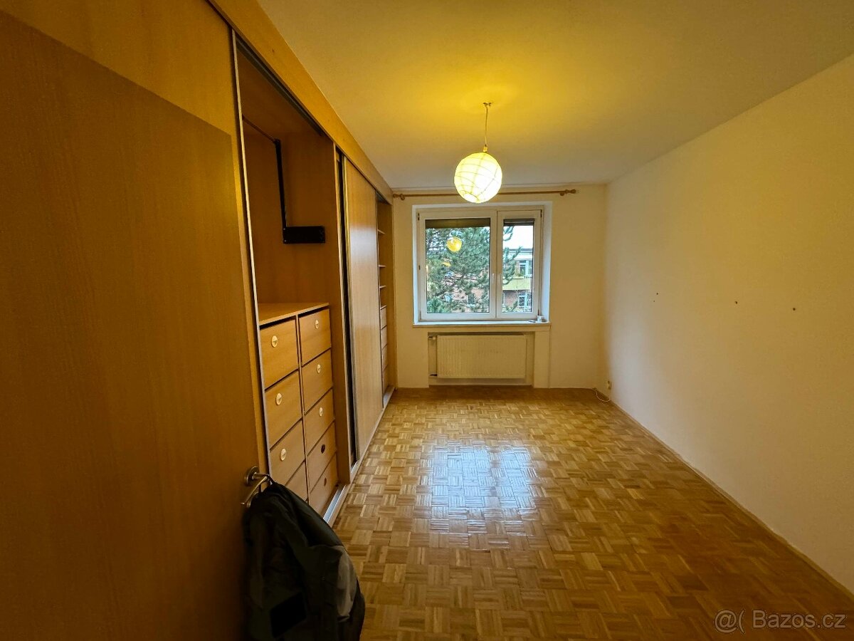 Velká vestavná šatní skříň (rezervováno)