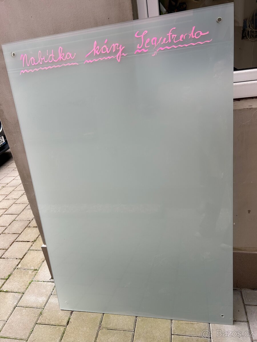 Skleněná tabule do prodejny