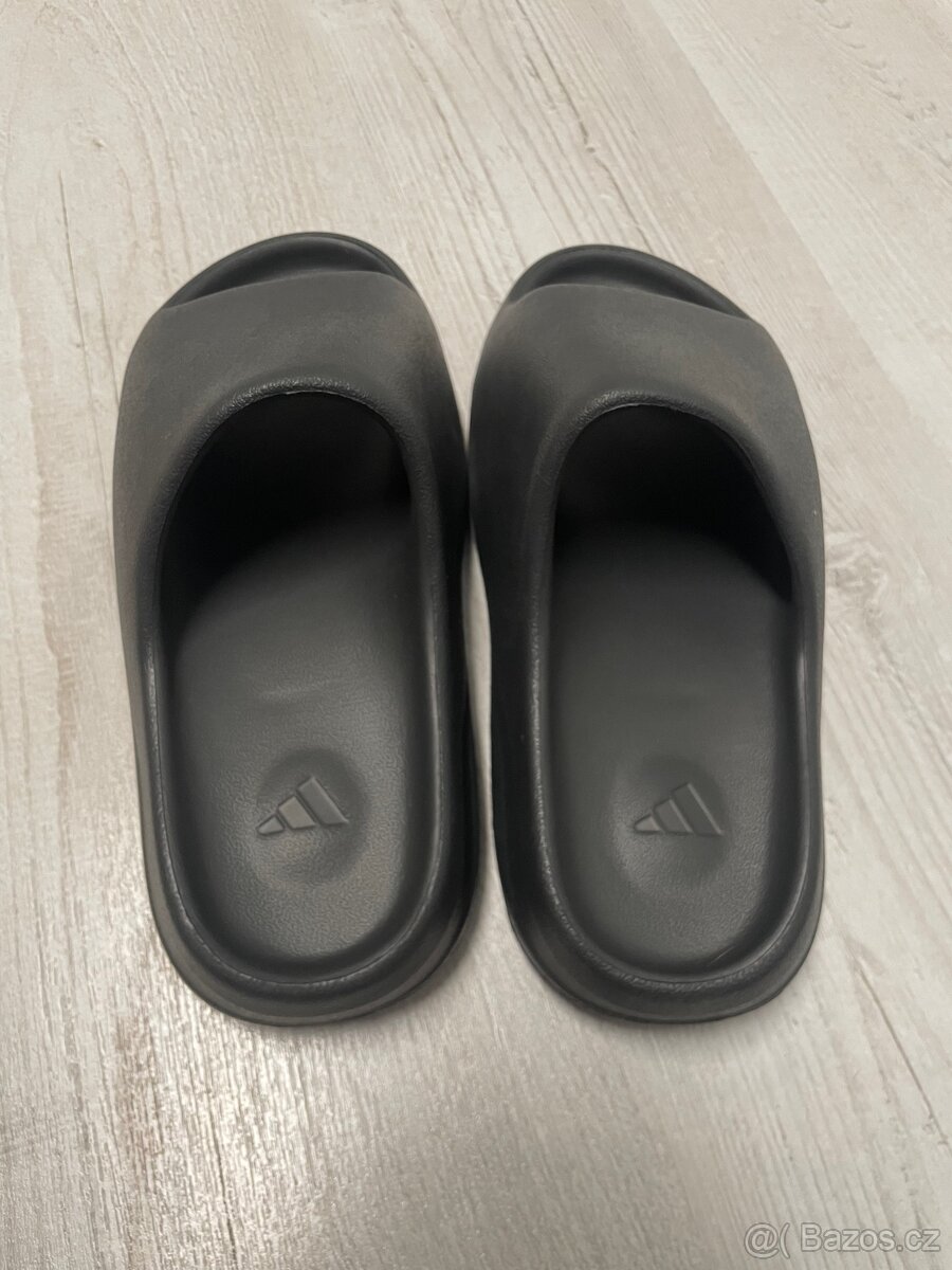Yeezy slide 43