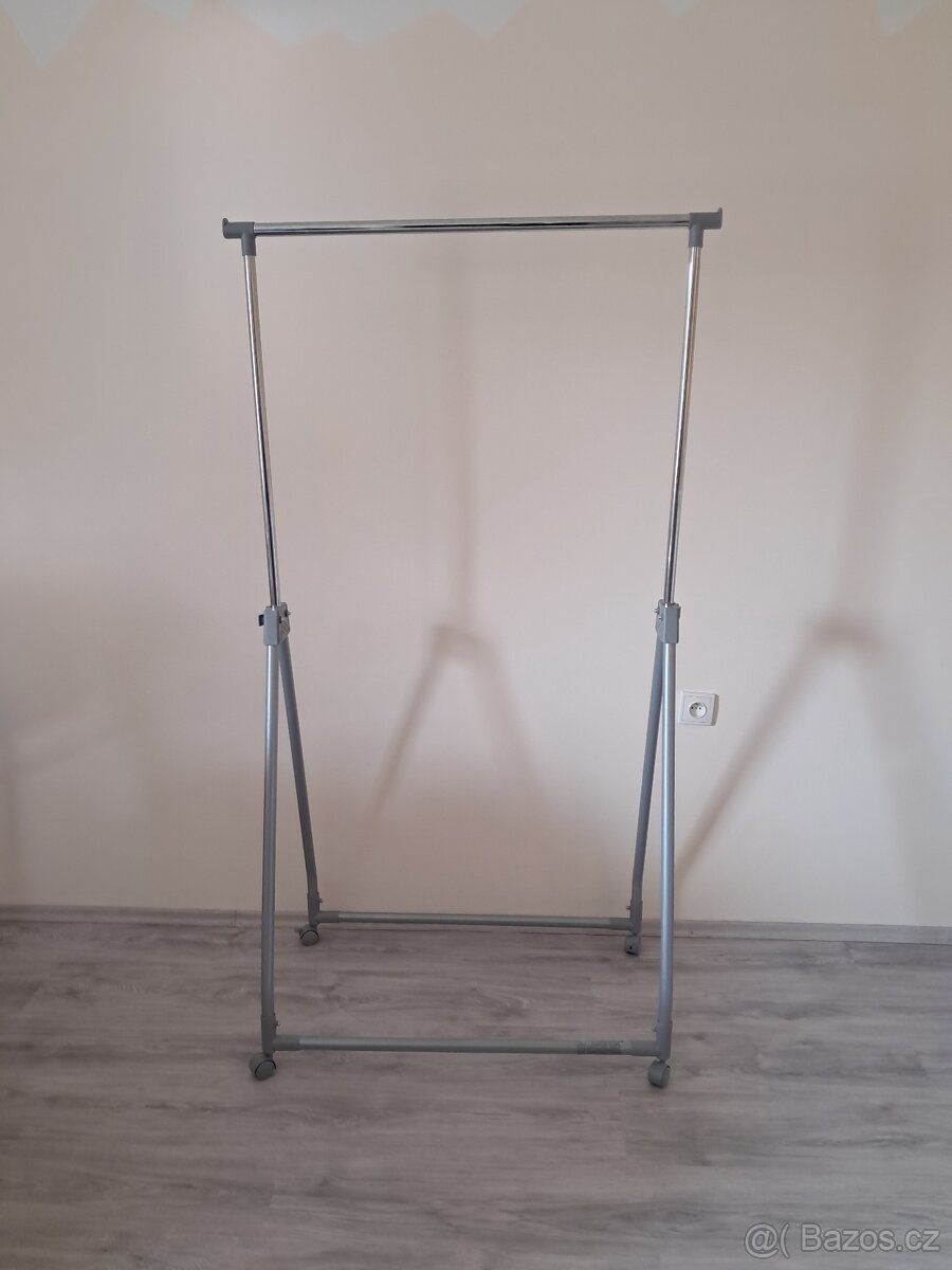 Pojízdný skládací stojan na oblečení