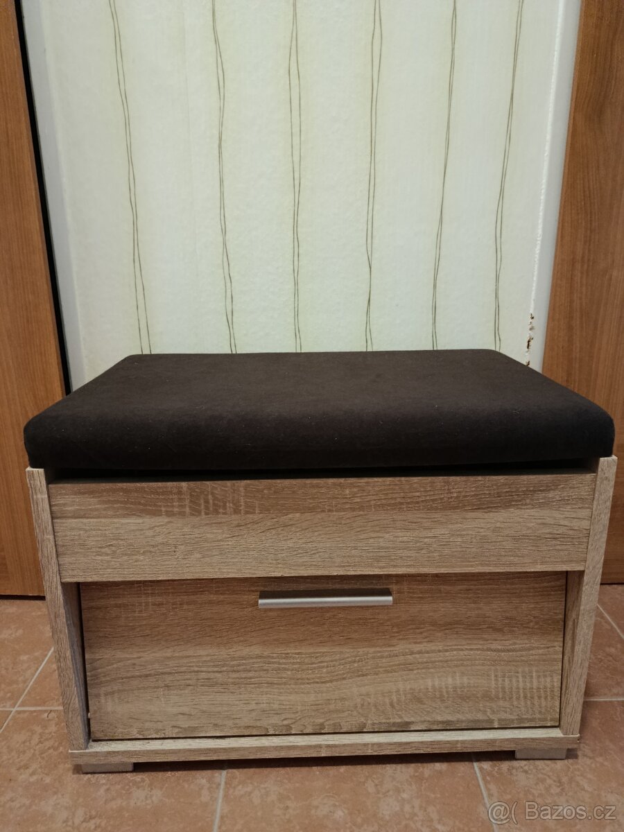 Prodám botník.