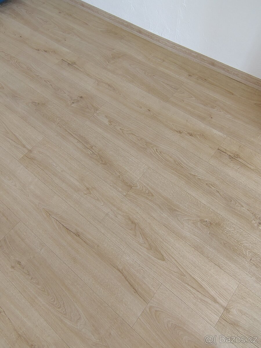 Linoleum a lišty v imitaci dřevěné podlahy, dekor dub