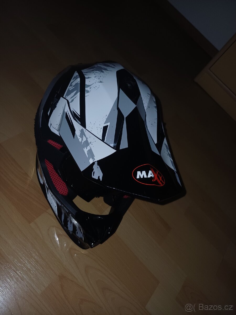 helma s brýlemi