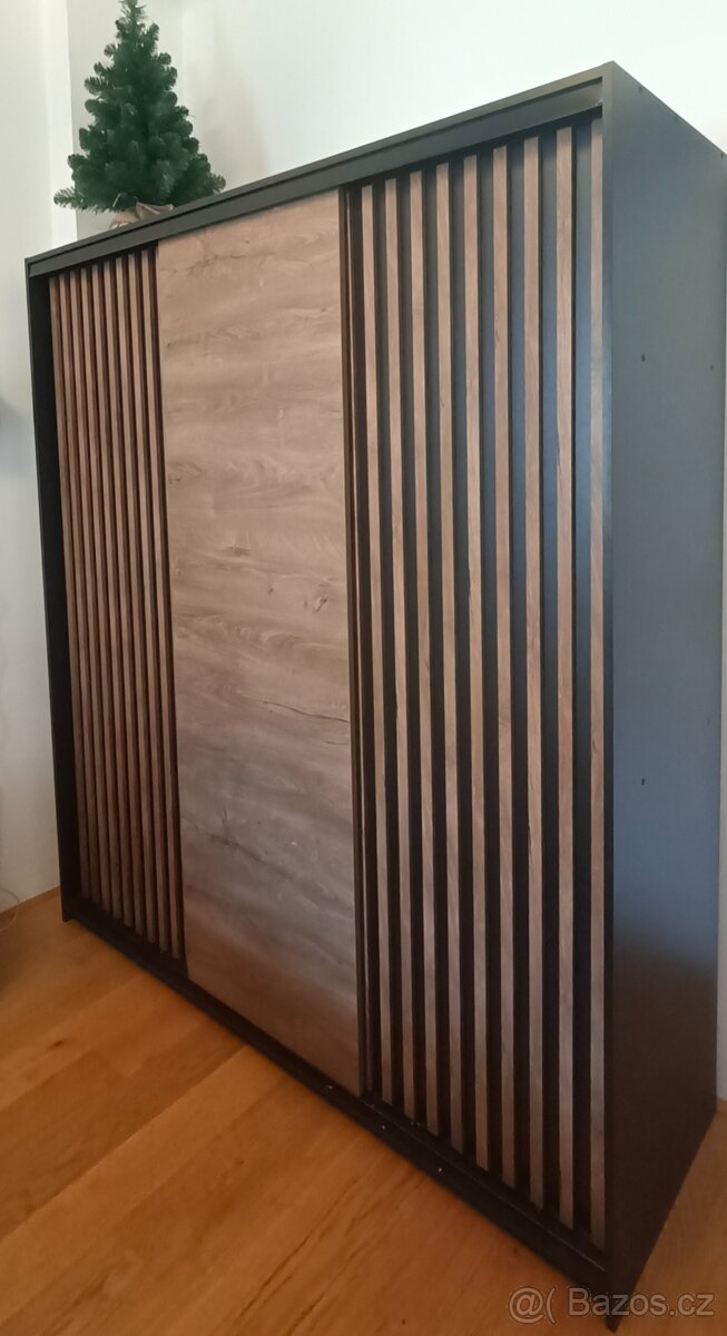 Šatní skříň