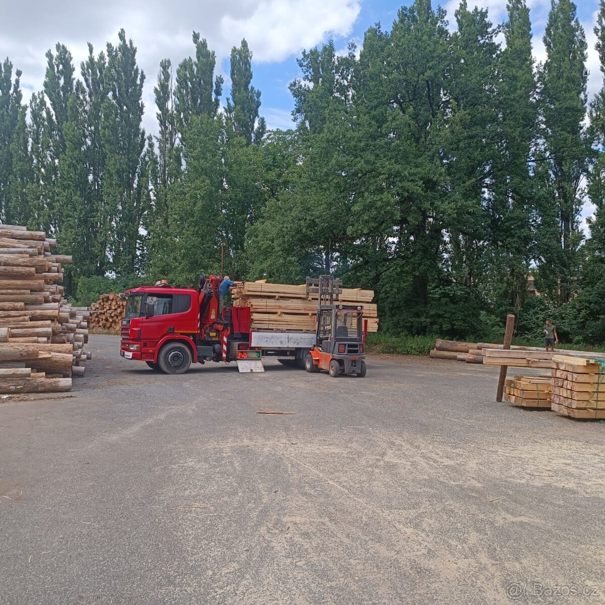 Traktor Scania s hydraulickou rukou a nosičem kontejnerů