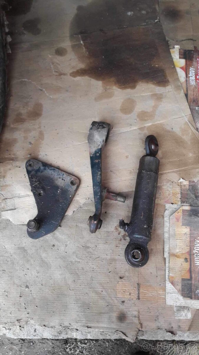 Pravé horní rameno hydrauliky a pomocný pist