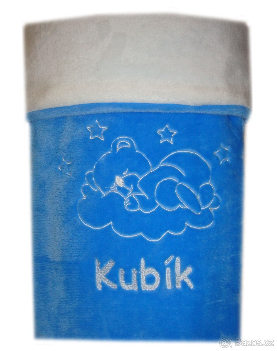 Deka s výšivkou jména na přání více barev