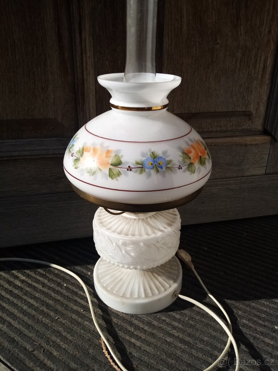 Starožitná petrolejová lampa na elektriku