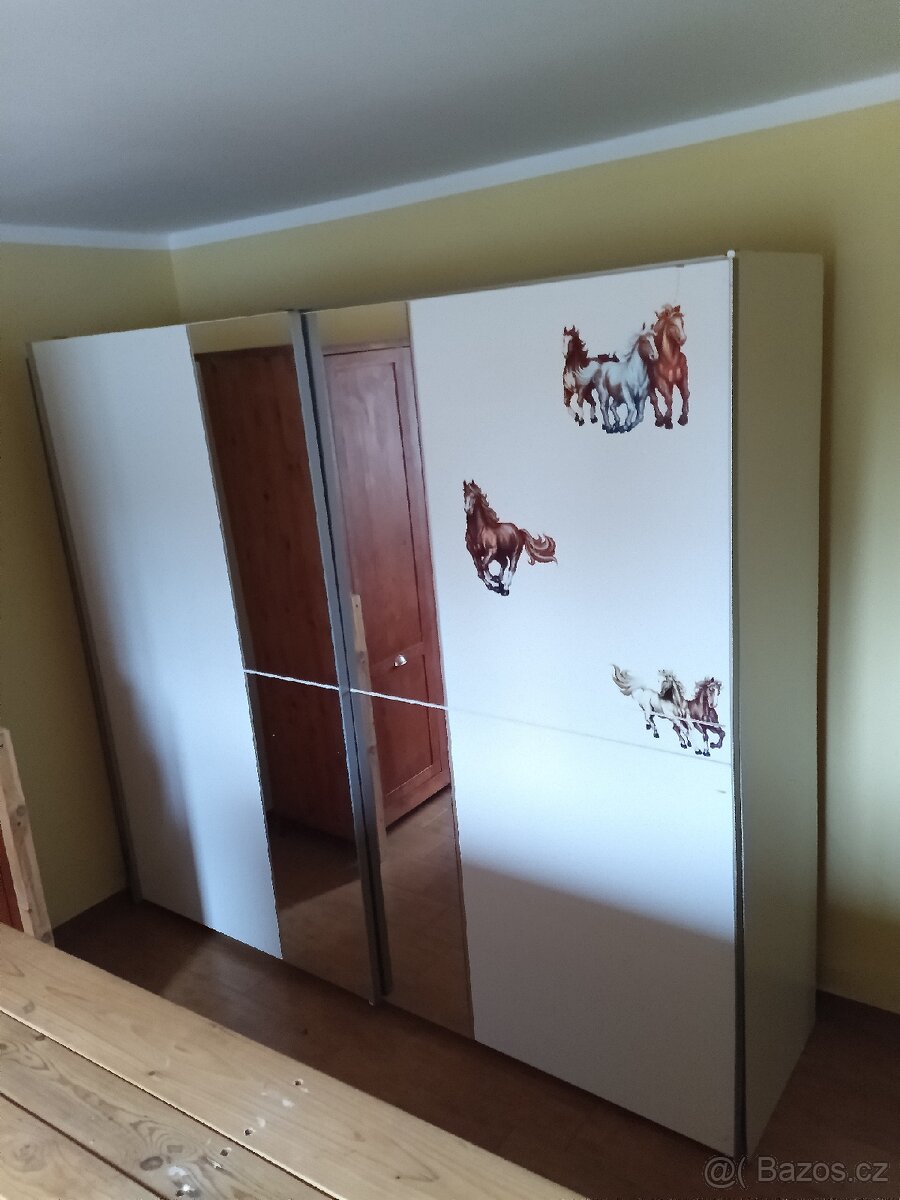 Velká skříň se zrcadlem.